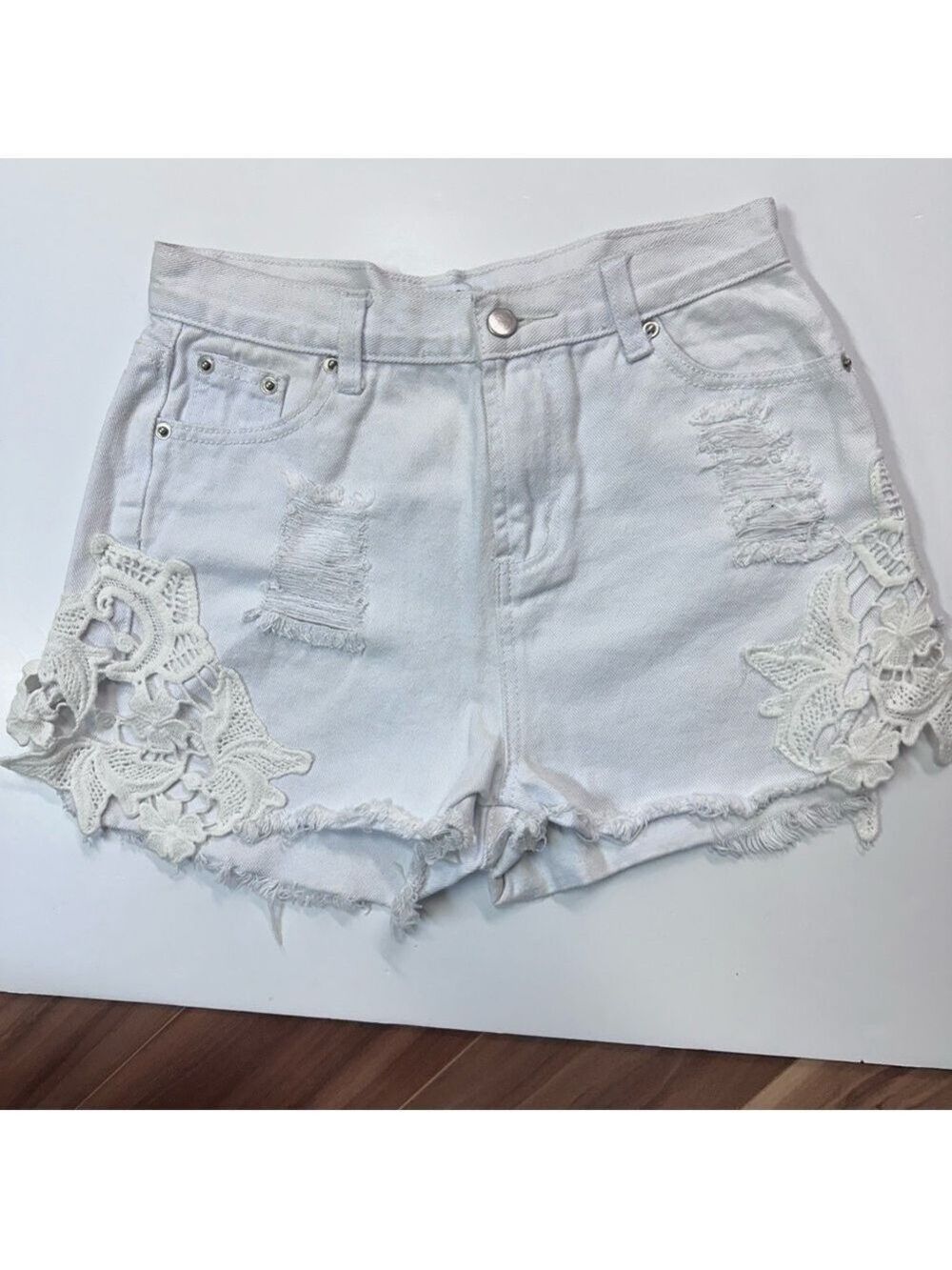 TOBY HEART GINGER WHITE DENIM SHORTS WITH CROCHET/LACE DETAIL sz 6